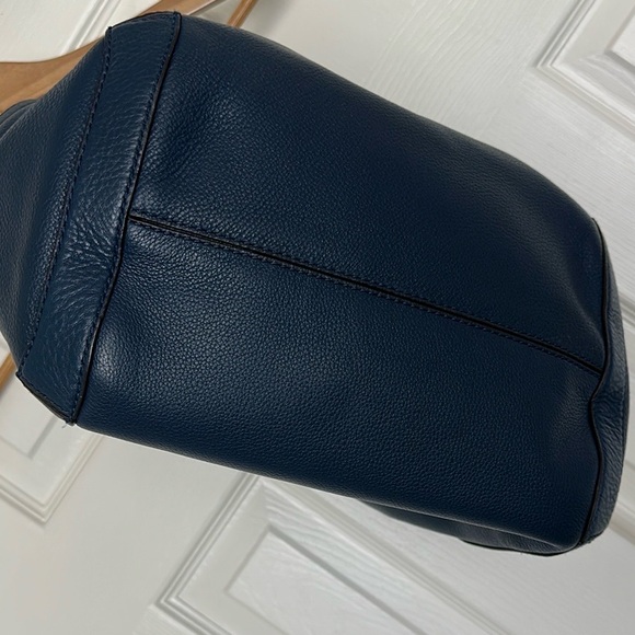 Like new condition/ Michael Kors DELANCY Large Shoulder Tote NAVY BLUE Leather - Picture 7 of 7